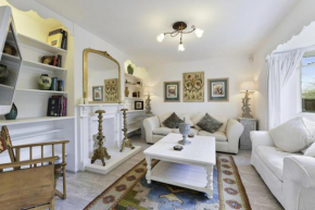Pass the Keys Bright Cosy Cottage in Esher, West End